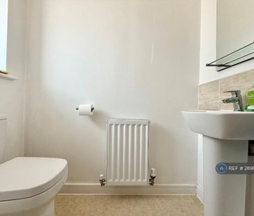 4 bedroom semi-detached house to rent - Photo 2