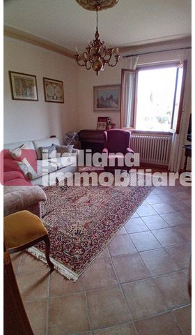 Luminoso quattro vani con bellissimi affacci in Affitto - Photo 2