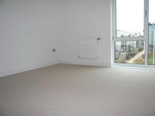 Superb 2 double bed executive apartment on the top floor of the sought after Park Way development with 2 balconies. - Photo 1