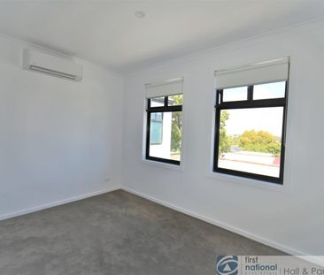 Almost Brand new townhouse in Doveton! - Photo 4