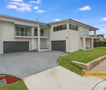 MODERN THREE BEDROOM TOWNHOUSE - Photo 1
