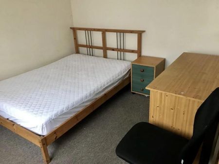 1 bedroom in a house share to rent - Photo 4