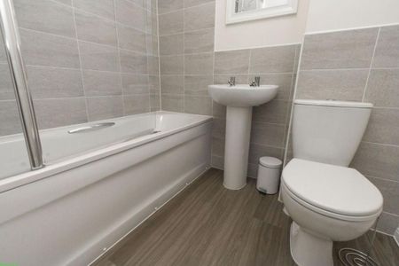 3 bedroom semi-detached house to rent - Photo 5