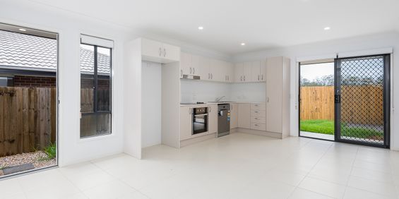 2/7 Sapphire Cres, Redbank Plains QLD 4301 - House For Rent | Domain - Photo 3