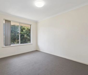 2 bedroom 1 bathroom upper-level apartment close to the beach - Photo 1