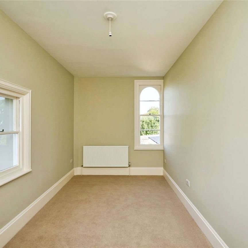 Newly refurbished family home in convenient location - Photo 1