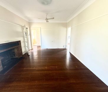 Charming two bedroom home - Photo 2