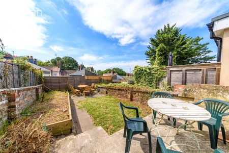 4 bedroom terraced house to rent - Photo 3