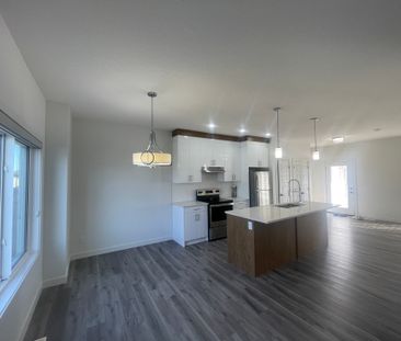 GREAT 3 BED, 2 5 BATH TOWNHOUSE WITH DBL GARAGE IN BEAUMONT - Photo 1