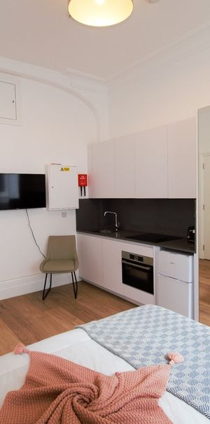 Studio Flat, Grenville Place, SW7 - Photo 1