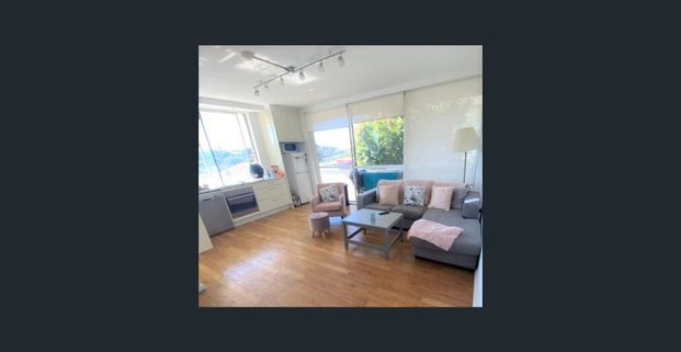 Stroll to Beach & Cafes from 3 Bedroom unit with balcony - Photo 1