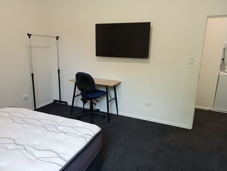 1 re-modelled ensuite studio bedroom in central - Photo 3