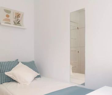 Rooms for rent in 6-bedroom apartment in Madrid - Photo 4