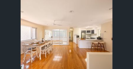 Luxury Mansion: Furnished 5-Bedroom Home with Park Views and Solar Benefits - Photo 5