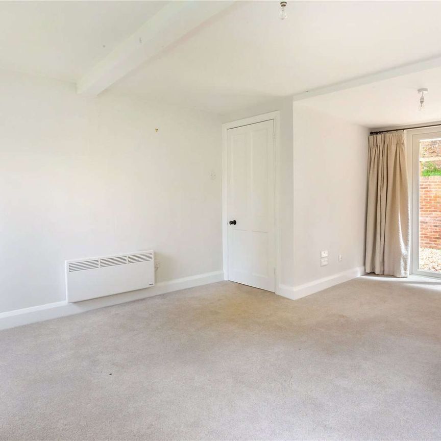 A charming three bedroom cottage in an idyllic location - Photo 1