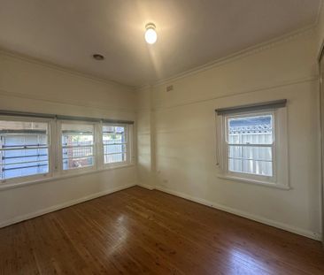 Cozy 3-Bedroom Home in Central Bathurst - Photo 2