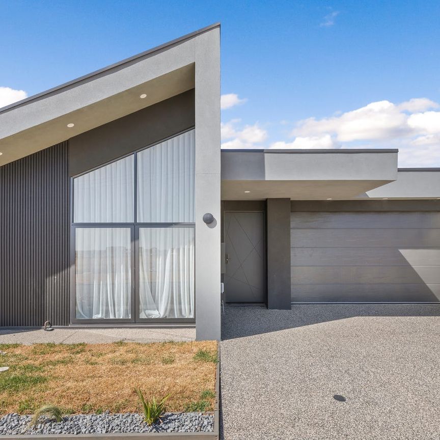 Spacious Family Home in a Prime Tarneit Location - Photo 1