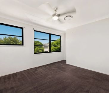 Spacious Family Home in Quiet Carindale Complex - Photo 3