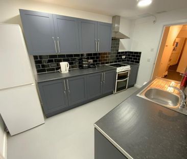1 bedroom in a house share to rent - Photo 4