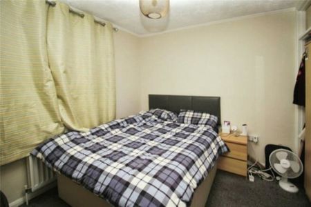 4 bedroom Property to rent - Photo 2