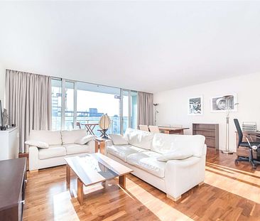 Luxury 8th floor double bedroom apartment with large private balcony, 24/7 concierge, located just 0.1 miles from the new Victoria Underground station entrance within Cardinal place. - Photo 5