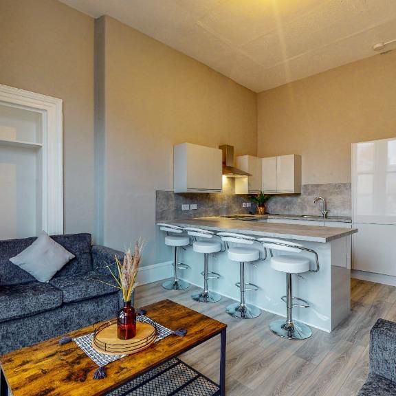 4 bedroom flat to rent - Photo 1