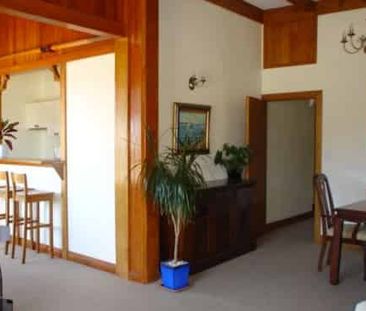 Stunning Flat with Sea Views in Oriental Bay - Photo 2