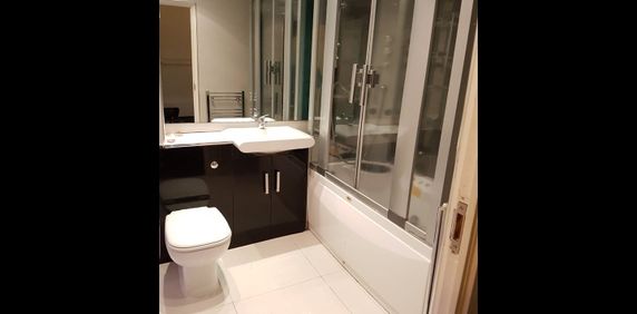 Room in a Shared House, Willow Tree Close, SW18 - Photo 2