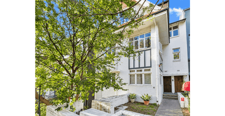 Renovated apartment with courtyards and parking - Photo 4