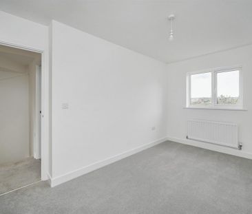 4 bedroom semi-detached house to rent - Photo 3