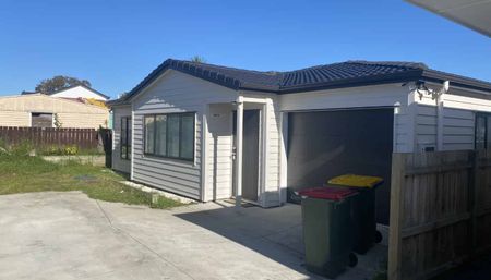 FULLY RENOVATED, 4 BEDROOM HOME IN MANUREWA - Photo 3