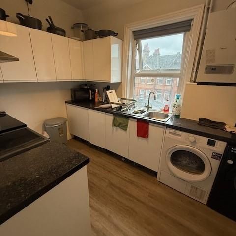 1 bedroom in a flat share to rent - Photo 2