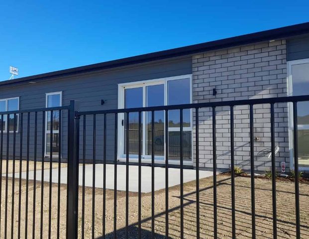 Brand New - Genuine Long Term - Pet Friendly - Photo 1