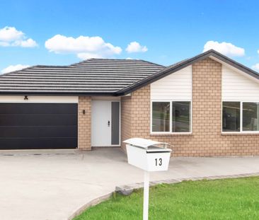 5 Bedrooms + 2 Living areas! - Photo 4