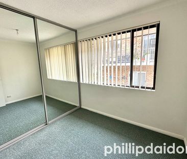 TOP FLOOR, 2 BEDROOM UNIT.... - Photo 2
