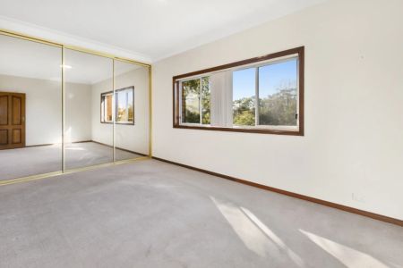 Spacious Sunlit Three Bedroom Apartment - Photo 4