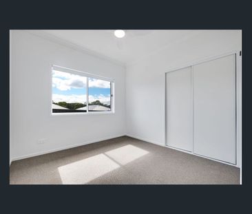 NEAR NEW - AMAZING LOCATION 3 BEDROOM DUPLEX - Photo 4