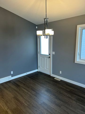 Evergreen - 3 Bedroom/2 Bathroom Upper - 507 Evergreen Blvd - Photo 2