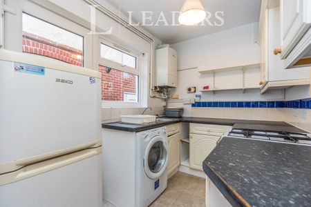 4 bedroom semi-detached to rent Honeysuckle Road - Photo 4