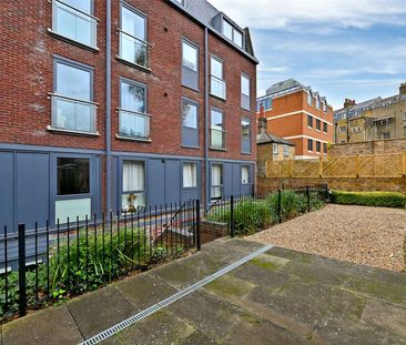 A beautifully presented and fully-furnished super studio apartment ... - Photo 2