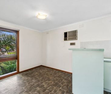 FOUR BEDROOM FAMILY HOME WITH THREE LIVING ZONES IN COURT LOCATION - Photo 4