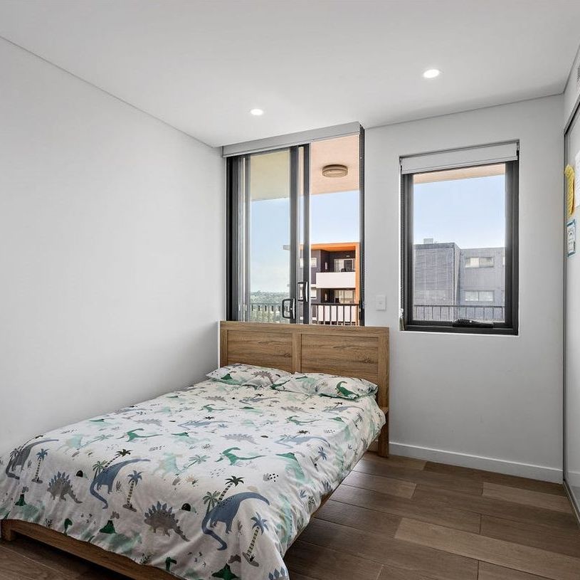 Two bed apartment with stunning city skyline views! - Photo 1