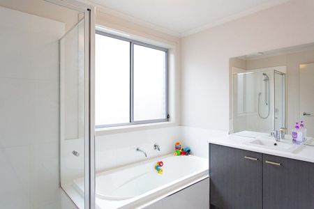 GREAT FAMILY HOME WITH DUCTED HEATING AND COOLING - Photo 4