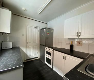 4 bedroom semi-detached house to rent - Photo 3