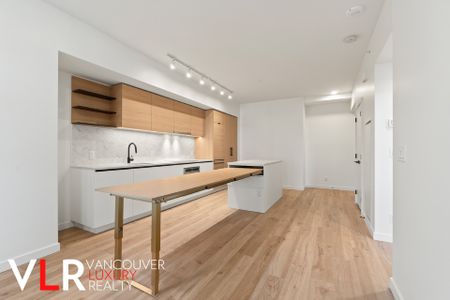 Condo in Surrey, BC - Photo 4