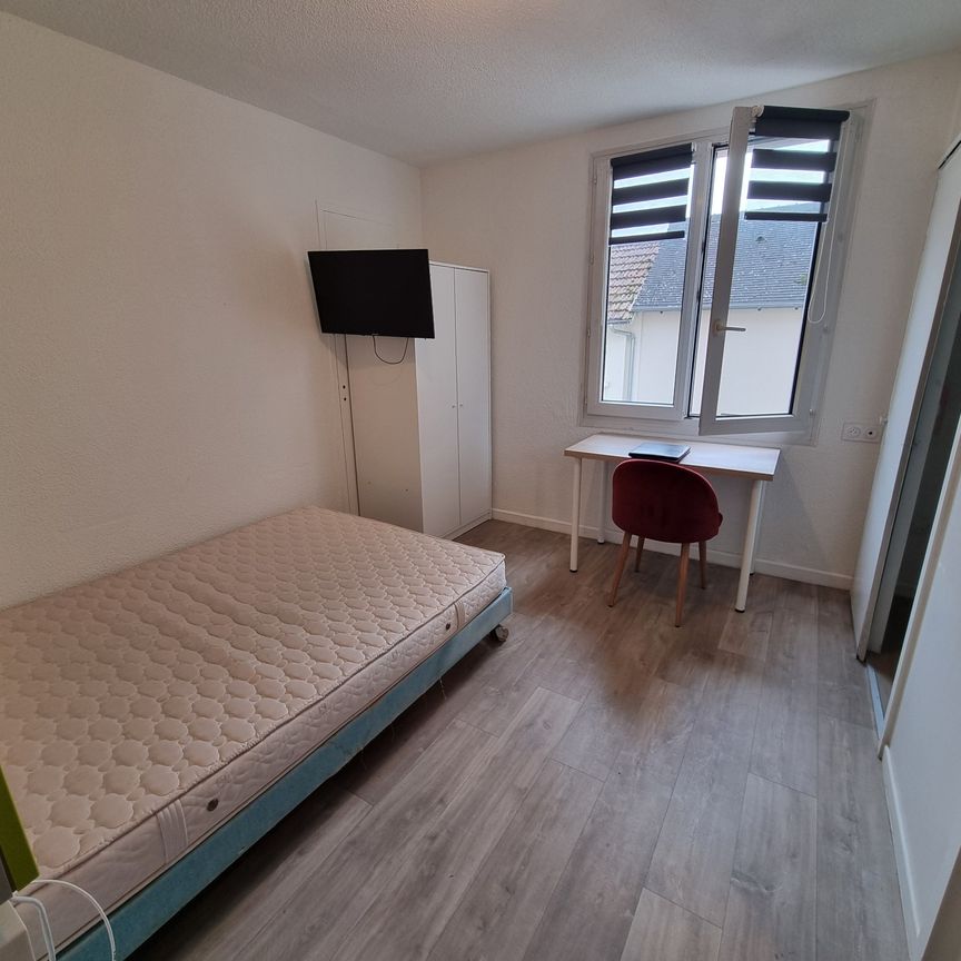 chambre meublée avec coin cuisine, douche et wc. - Photo 1