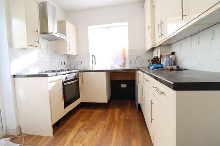3 bedroom semi-detached house to rent - Photo 2