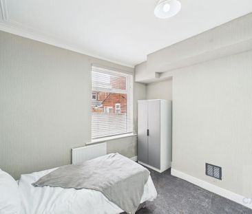 4 bedroom terraced house to rent - Photo 2