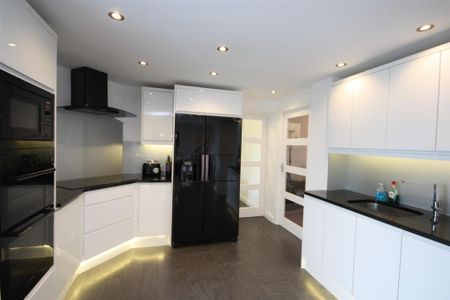 6 bedroom detached house to rent - Photo 5