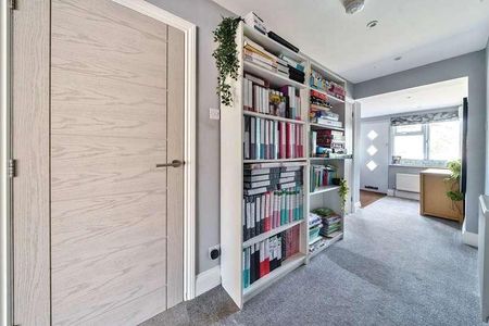 Bench Manor Crescent, Chalfont St. Peter, Gerrards Cross, SL9 - Photo 3